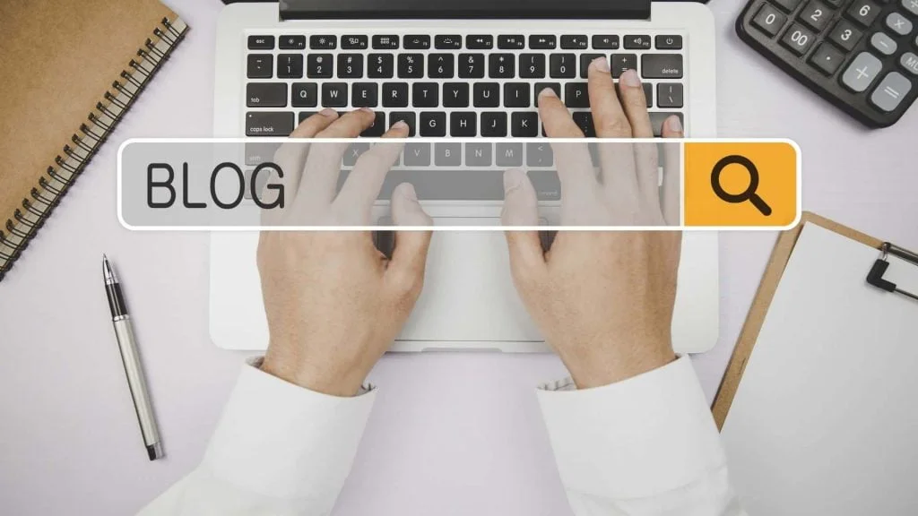 formas de monetizar un blog Hombre busca las formas de monetizar un blog