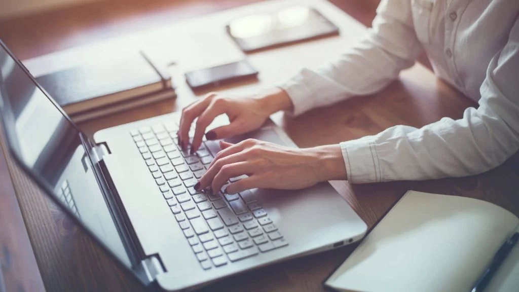 Mujer escribe en un blog para monetizar Mujer escribe en un blog para monetizar